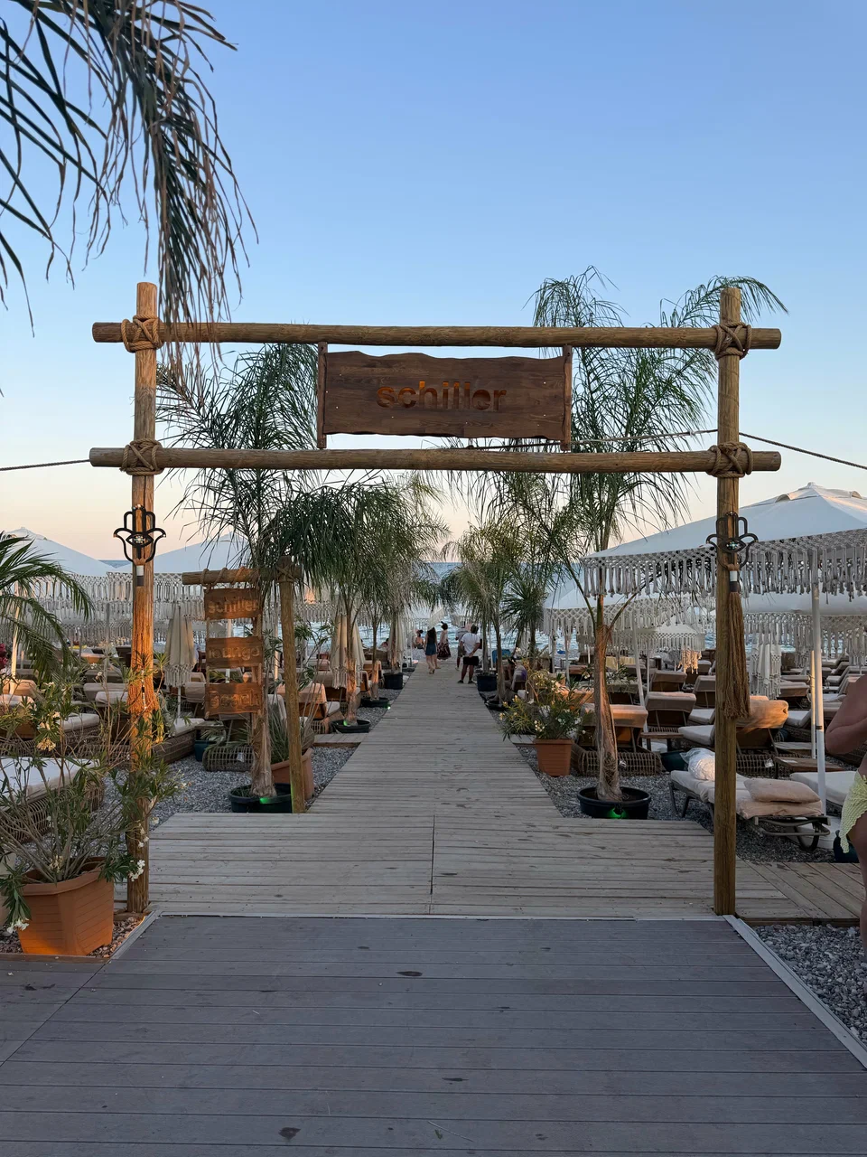 Konyaaltı sahilinde Schiller Beach ahşap giriş kapısı ve palmiyeler