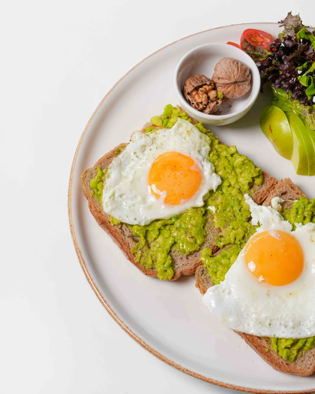 Deniz kenarında avokadolu tost kahvaltısı