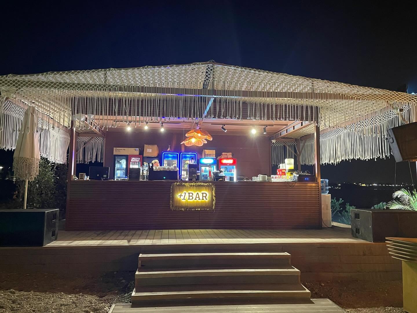 Makrome tavanlı sahil barı, akşam