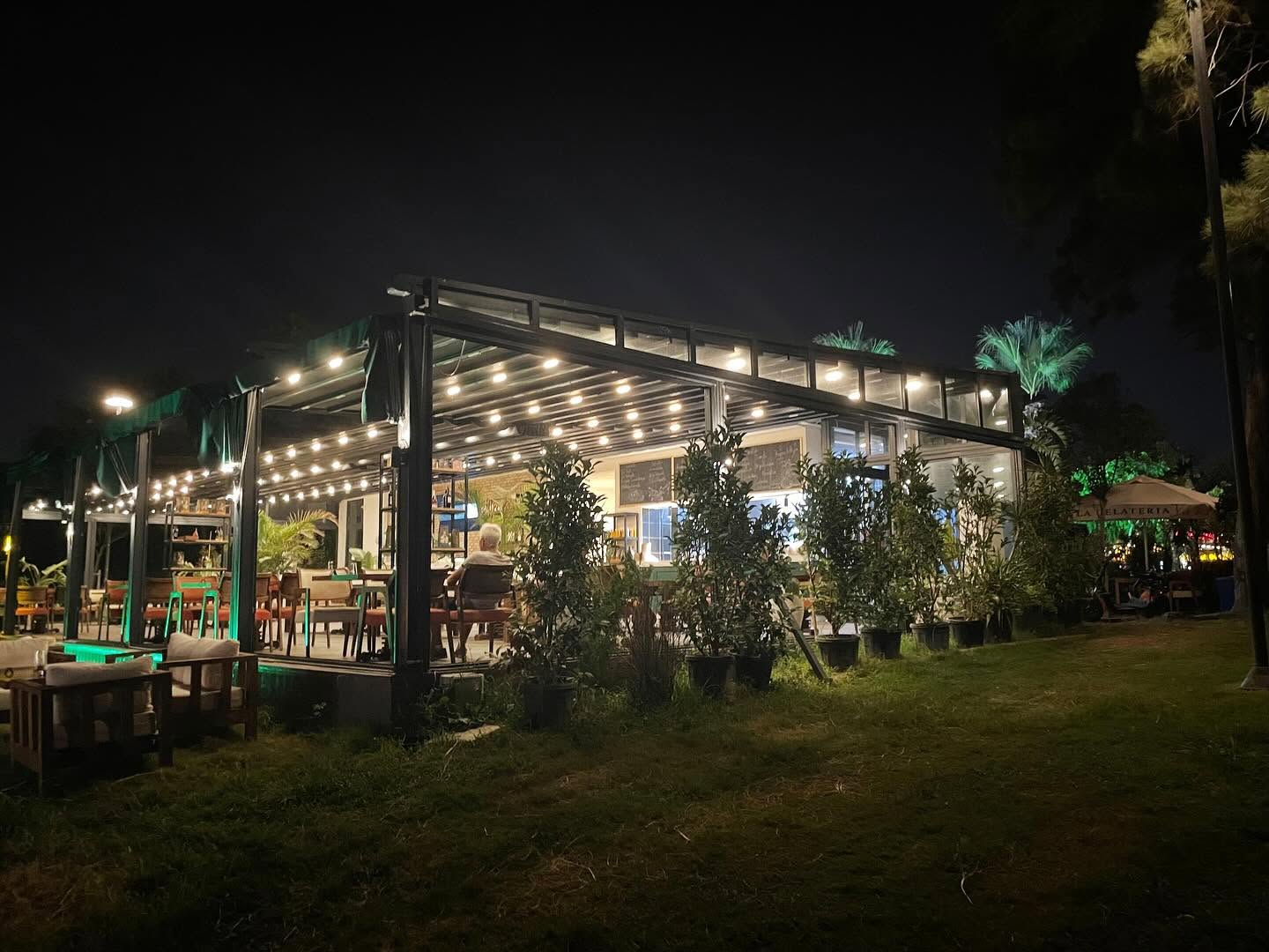 Akşam ışıkları altında Schiller Beach café terası